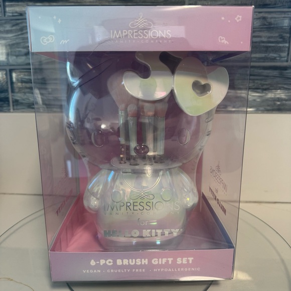Limited Edition Hello Kitty® 50th 6-PC Brush Gift Set - Picture 5 of 8